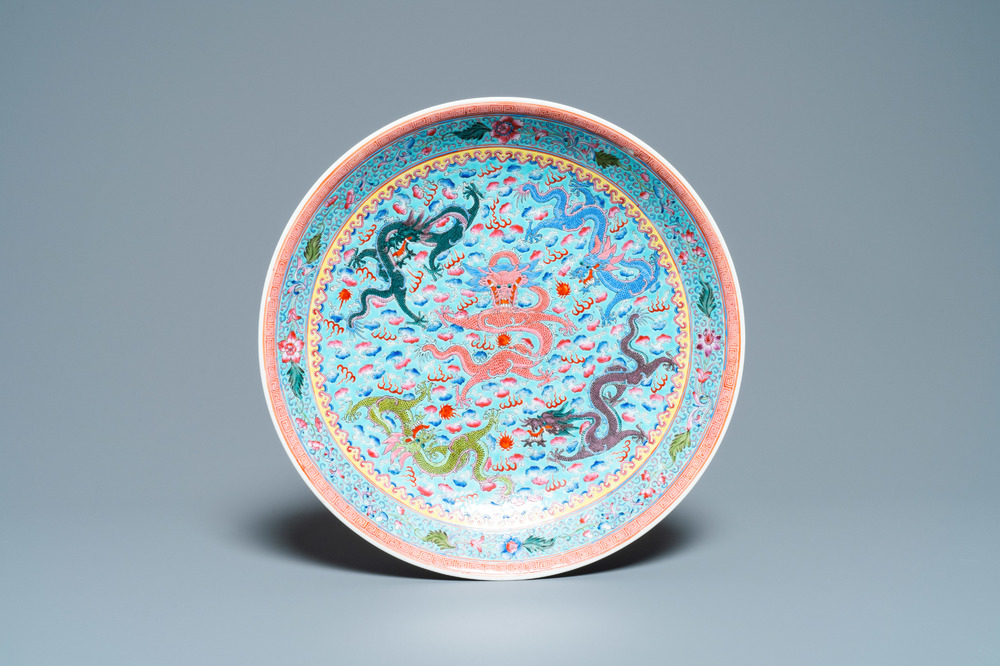 Een Chinese famille rose 'draken' schotel, Qianlong merk, Republiek