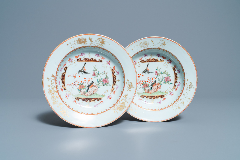 Une paire d'assiettes en porcelaine de Chine famille rose, Yongzheng/Qianlong