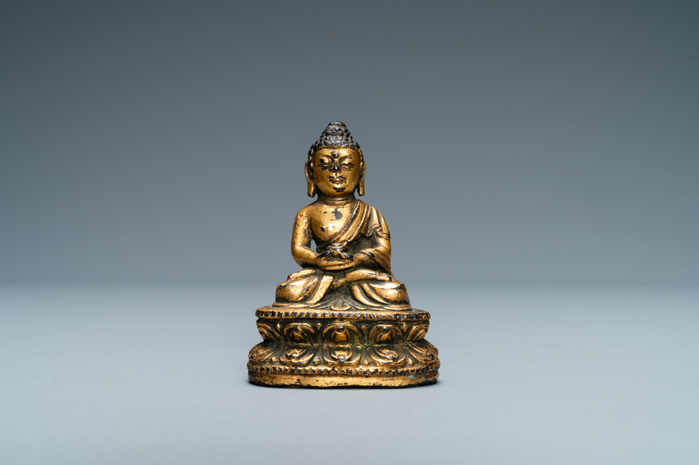 Une figure de Bouddha en bronze dor&eacute;, Sino-Tibet, Ming