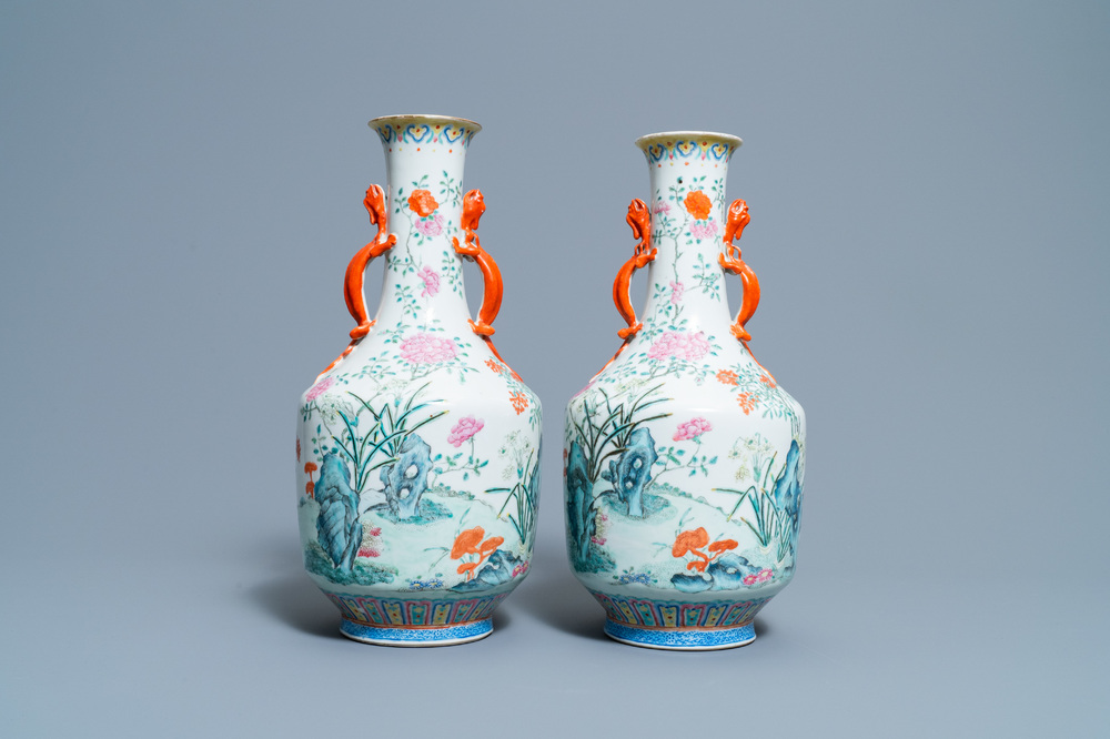 Een paar Chinese famille rose vazen met floraal decor, Jiaqing merk, 19e eeuw