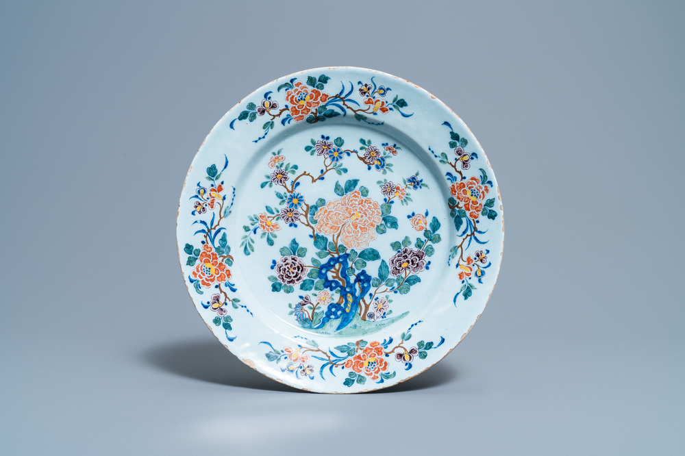 Een polychrome Delftse schotel met fijn floraal decor, 18e eeuw