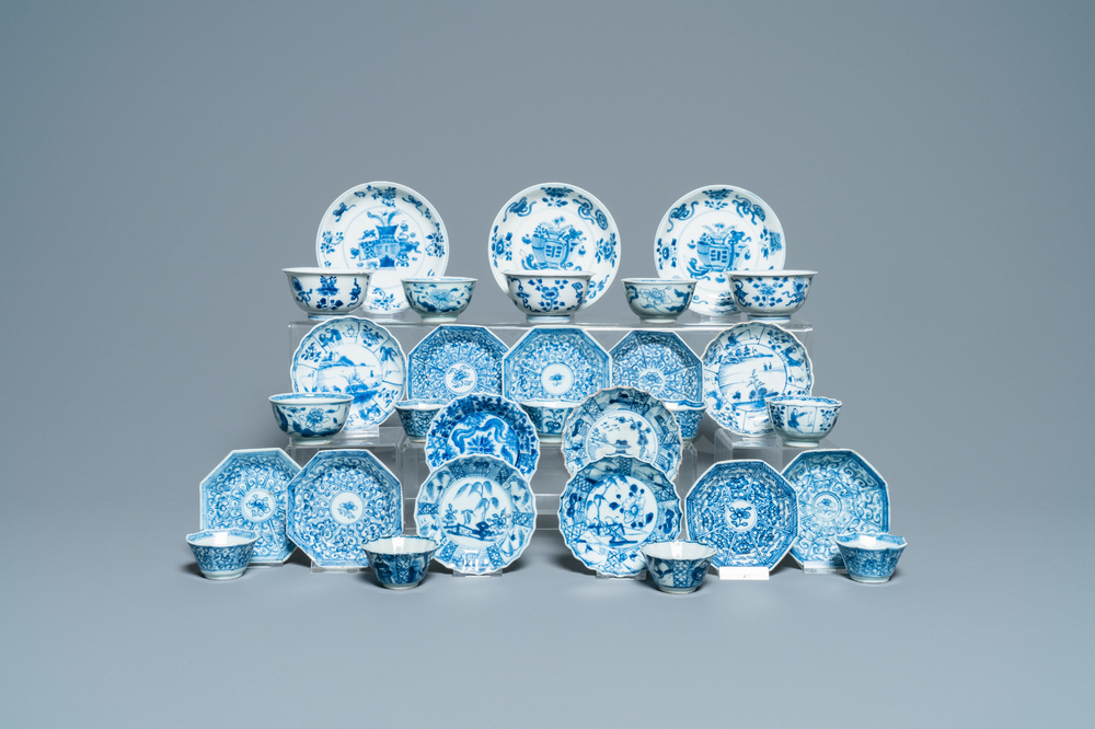 Zestien Chinese blauw-witte schotels en veertien koppen, Kangxi