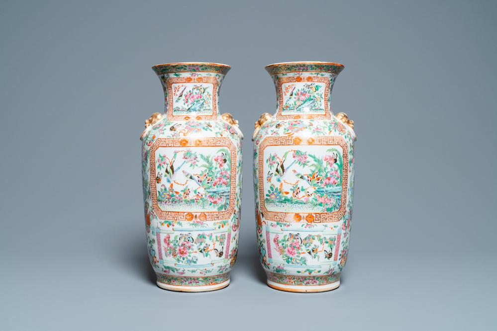 Een paar Chinese Canton famille rose vazen, 19e eeuw