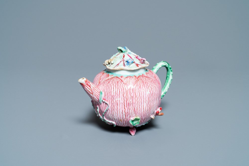 Een Chinese famille rose 'lotus' theepot met deksel, Yongzheng