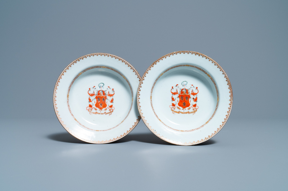 Een paar diepe Chinese borden met het wapen van Ross of Balnagowan voor de Schotse markt, Qianlong