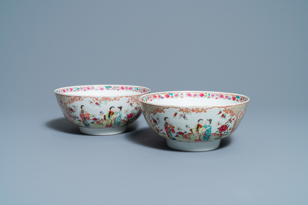 A pair of Chinese famille rose 'Mandarin' bowls, Qianlong