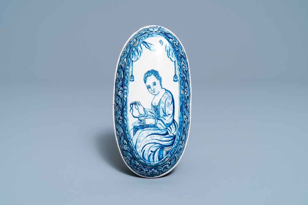 Een blauw-witte Delftse borstelrug met een naaister aan het werk, 18e eeuw