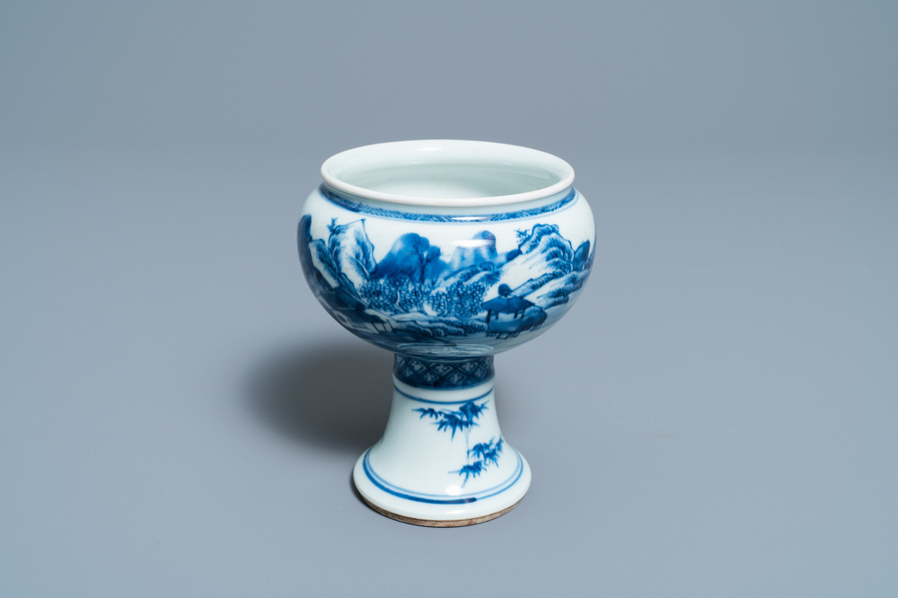 Een Chinese blauw-witte stem cup met landschapsdecor, Kangxi/Yongzheng