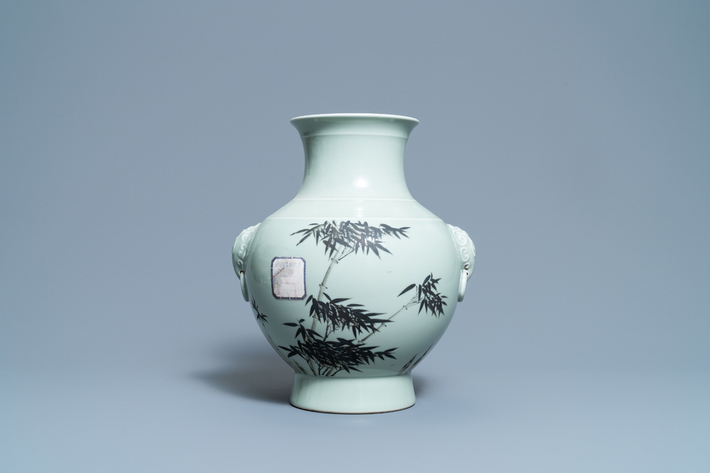 Een Chinese celadon-geglazuurde 'hu' vaas met bamboetakken, Qianlong merk, 20e eeuw