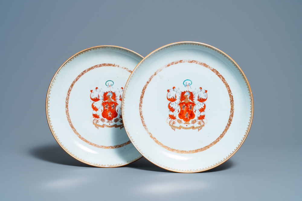 Une paire de plats en porcelaine de Chine armori&eacute;e aux armes de Ross of Balnagowan pour le march&eacute; &eacute;cossais, Qianlong