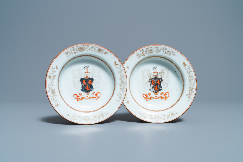 Une paire d'assiettes profondes en porcelaine de Chine armori&eacute;e aux armes de Ross of Balnagowan pour le march&eacute; &eacute;cossais, Qianlong