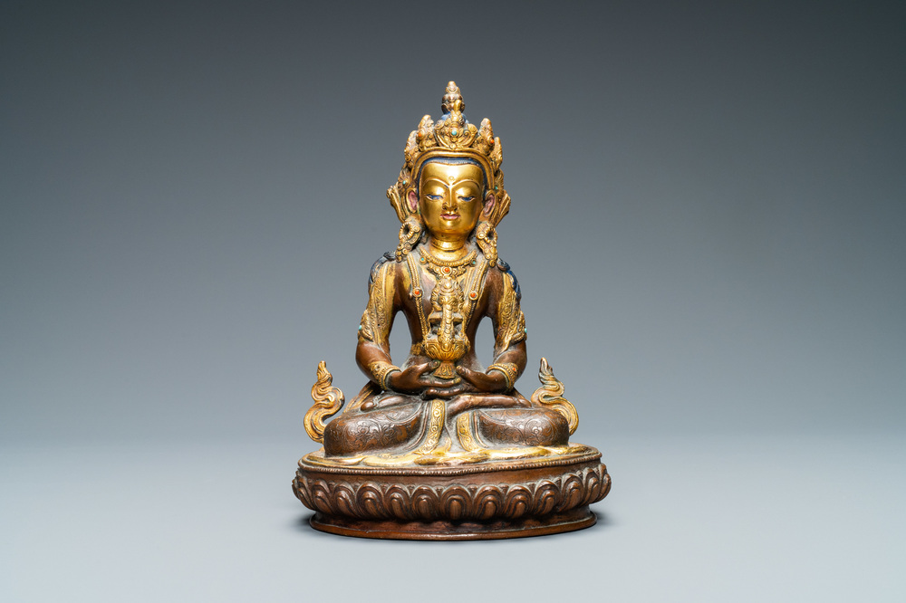 Une figure de Bouddha en alliage de cuivre partiellement dor&eacute; et incrust&eacute; de corail et turquoise, N&eacute;pal, 19/20&egrave;me