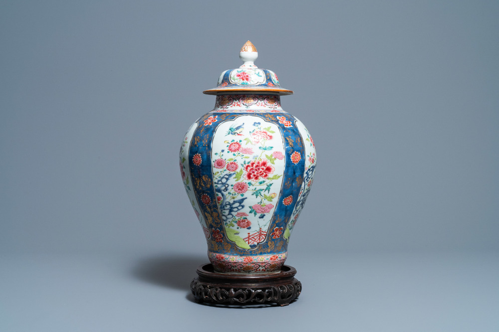 Een Chinese famille rose dekselvaas, Yongzheng