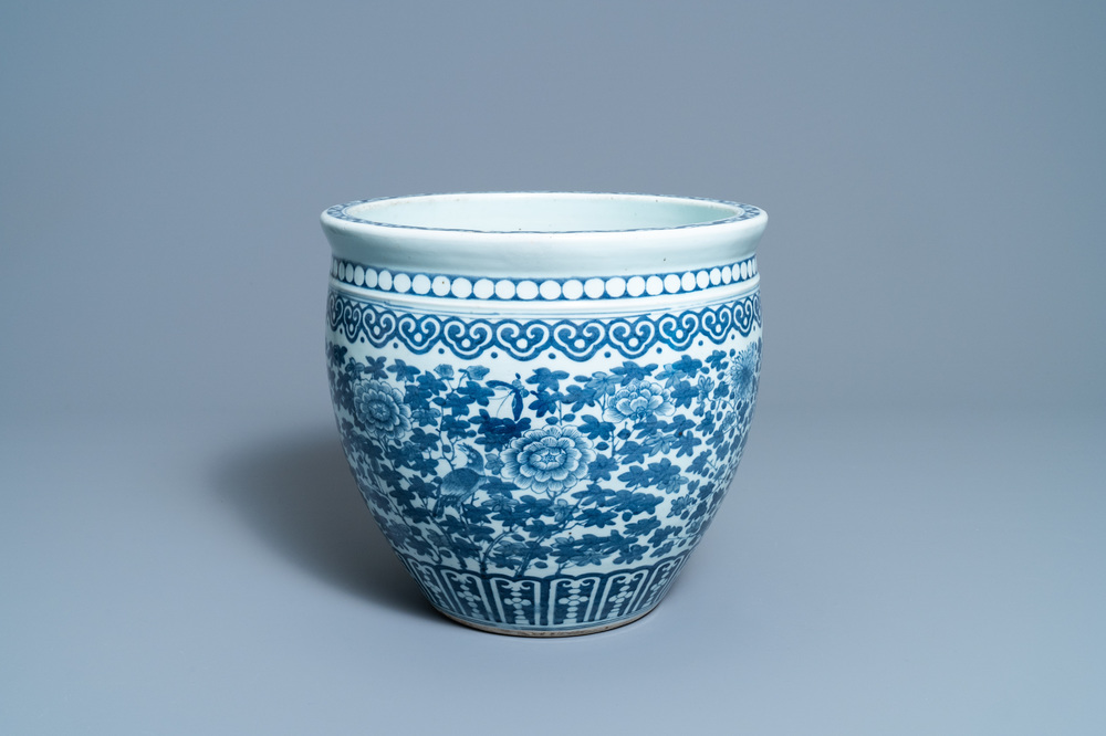 Un aquarium en porcelaine de Chine en bleu et blanc, 19&egrave;me
