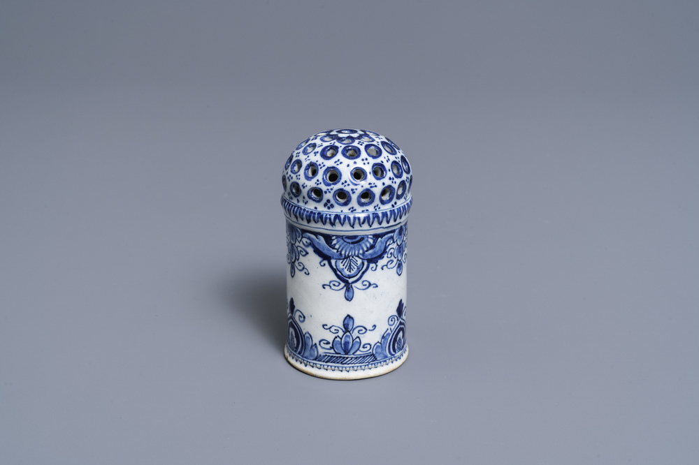 Een blauw-witte Delftse strooier, 18e eeuw
