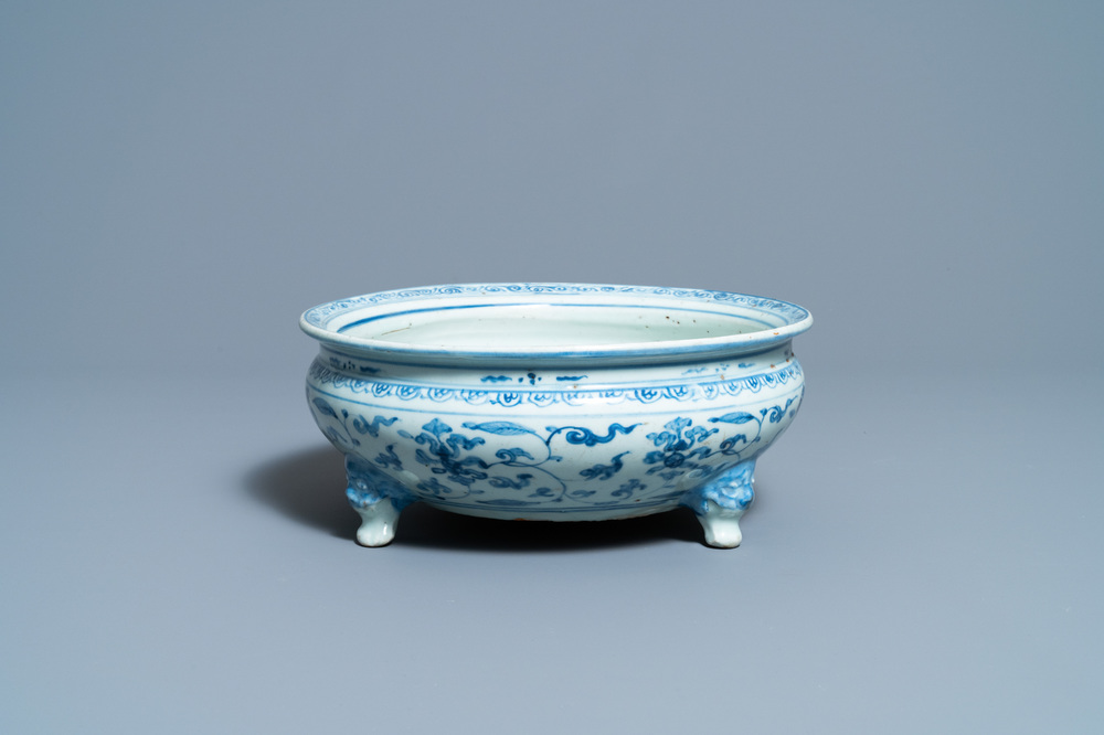 Un br&ucirc;le-parfum tripod en porcelaine de Chine en bleu et blanc, Ming