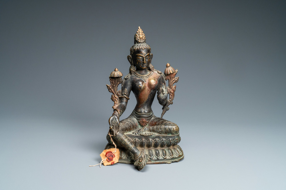 Een Sino-Tibetaanse vergulde figuur van Tara, 19e eeuw