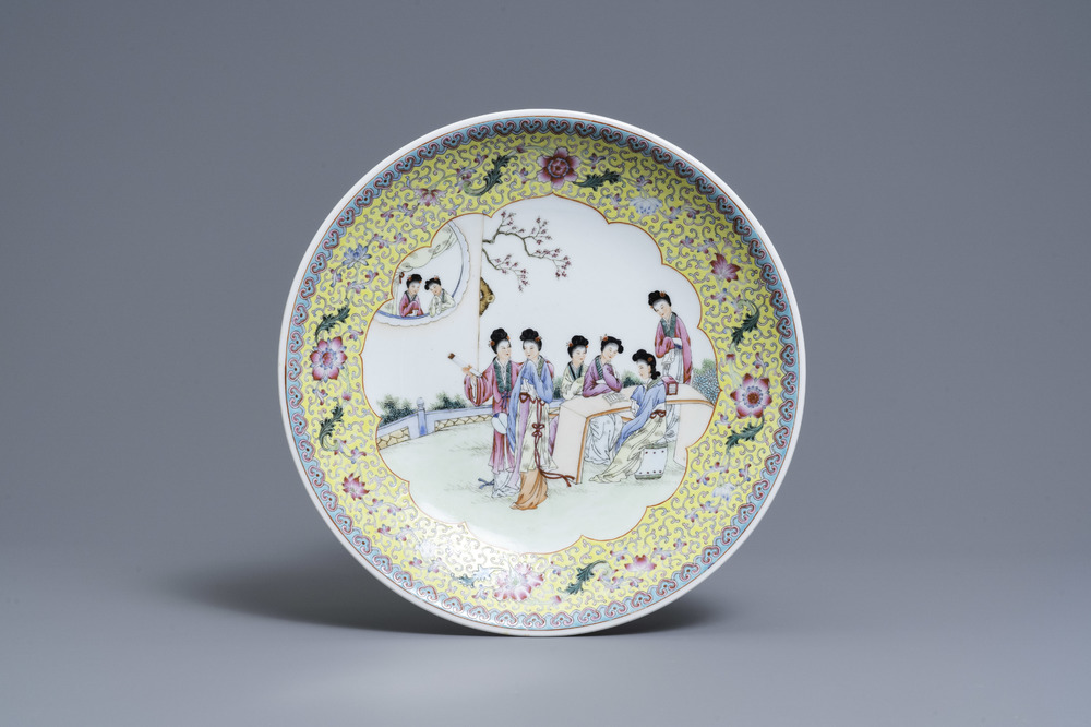 Een Chinese famille rose schotel, Qianlong merk, Republiek