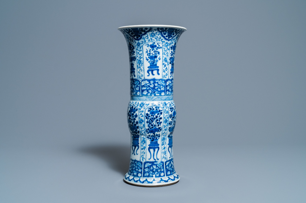 Un vase de forme 'gu' en porcelaine de Chine en bleu et blanc, Kangxi