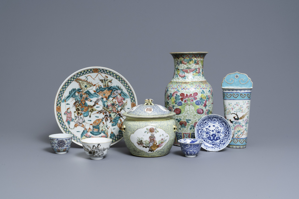 Een diverse collectie Chinees famille rose en blauw-wit porselein, 19/20e eeuw