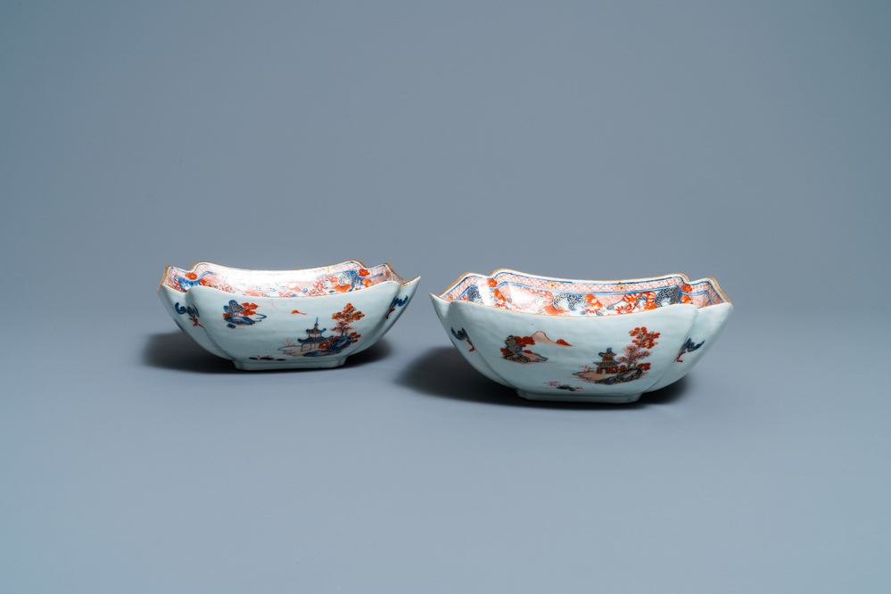 Une paire de bols en porcelaine de Chine de style Imari, Qianlong