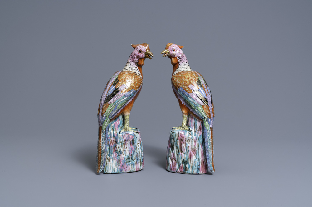 Une paire de mod&egrave;les de faisans en porcelaine de Chine famille rose, Qianlong
