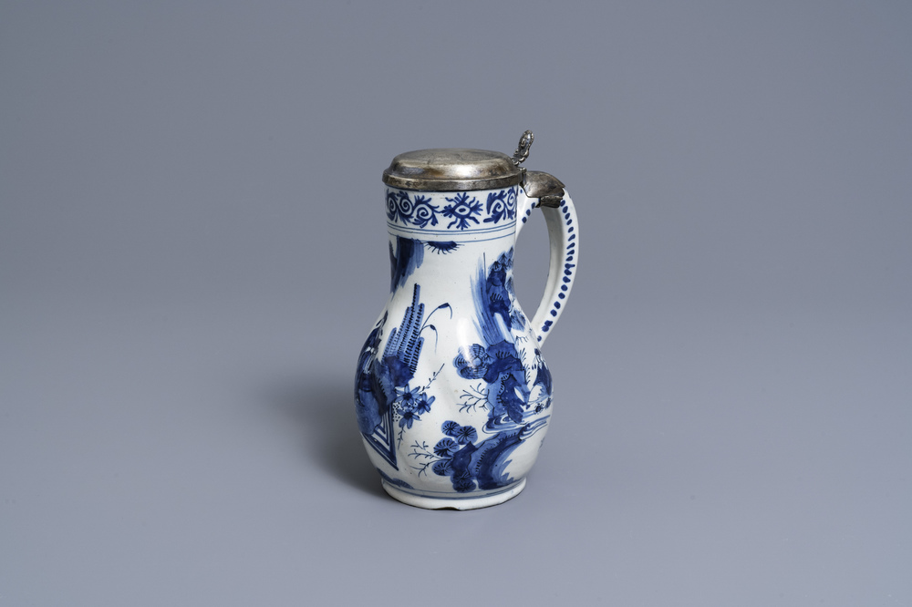 Een getorste blauw-witte Delftse chinoiserie kan met zilveren deksel, 17e eeuw