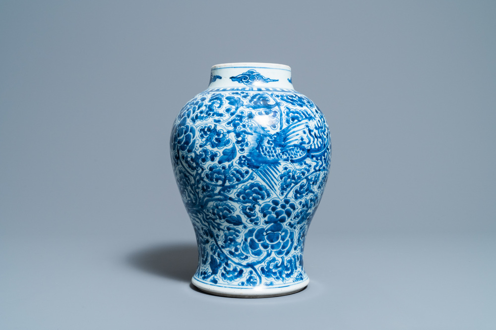 Een Chinese blauw-witte 'feniksen' vaas, Kangxi