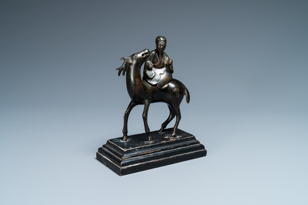 Un br&ucirc;le-parfum figurant un lettr&eacute; sur cerf en bronze, Chine, d&eacute;but de la dynastie Qing