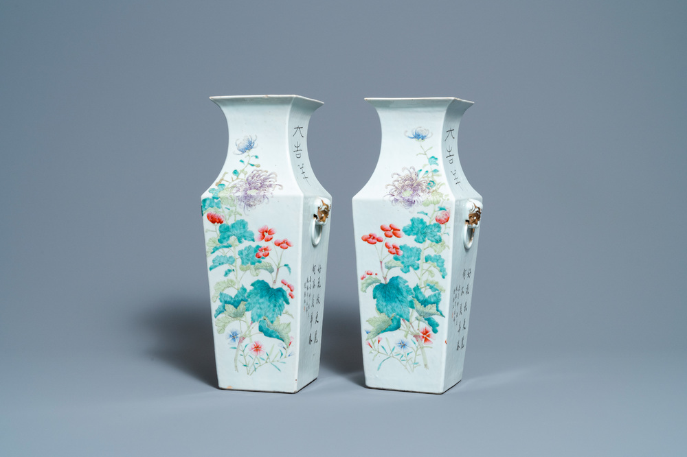 Een paar vierkante Chinese famille rose vazen, 19e eeuw