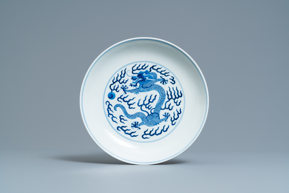 Een Chinese blauw-witte 'draken' schotel, Tongzhi merk en periode