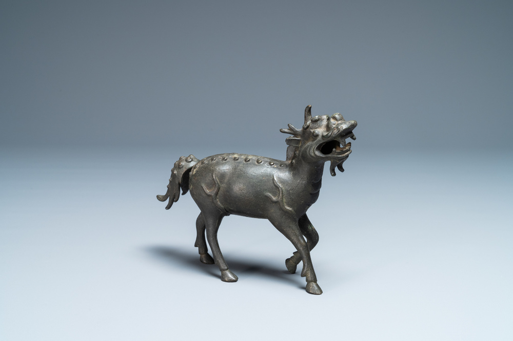 Een Chinese bronzen wierookbrander in de vorm van een kylin, Kangxi
