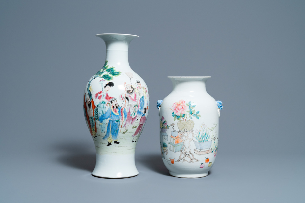 Een Chinese qianjiang cai vaas en een famille rose vaas, 19/20e eeuw