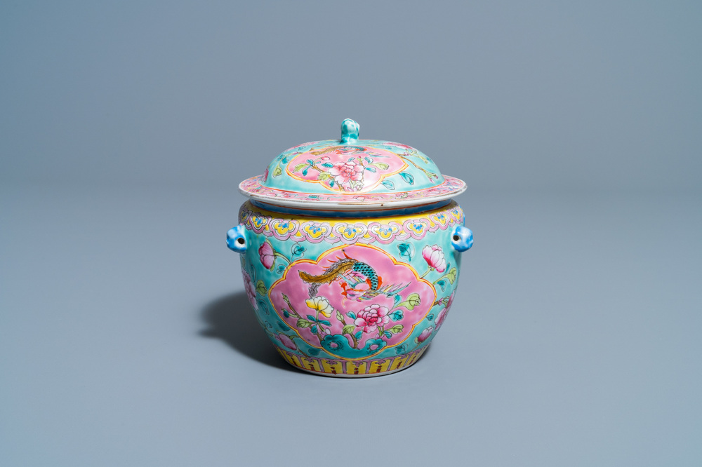 Een Chinese famille rose 'kamcheng' dekselkom voor de Straits of Peranakan markt, 19e eeuw
