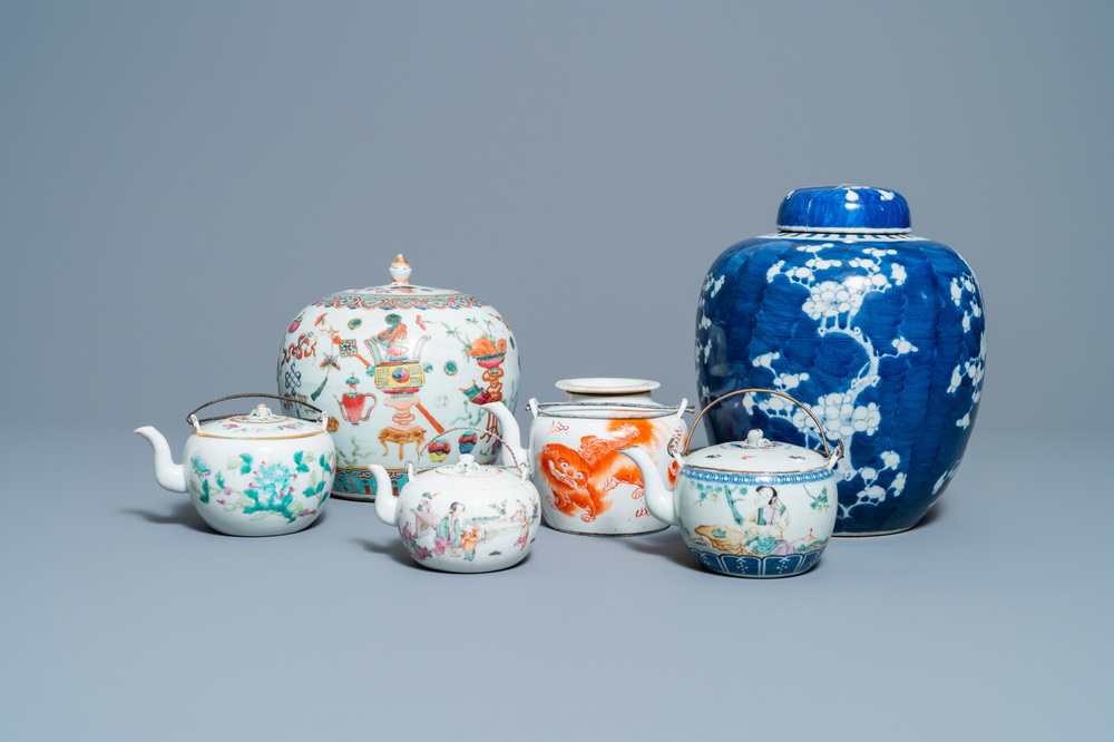 Vier diverse Chinese theepotten en twee dekselpotten, 19/20e eeuw