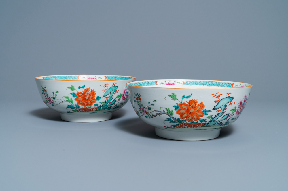 Een paar Chinese famille rose kommen, Qianlong