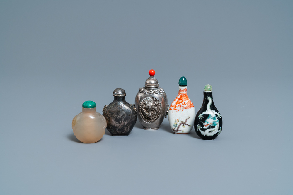 Cinq tabati&egrave;res en agate, argent et porcelaine, Chine, 19/20&egrave;me