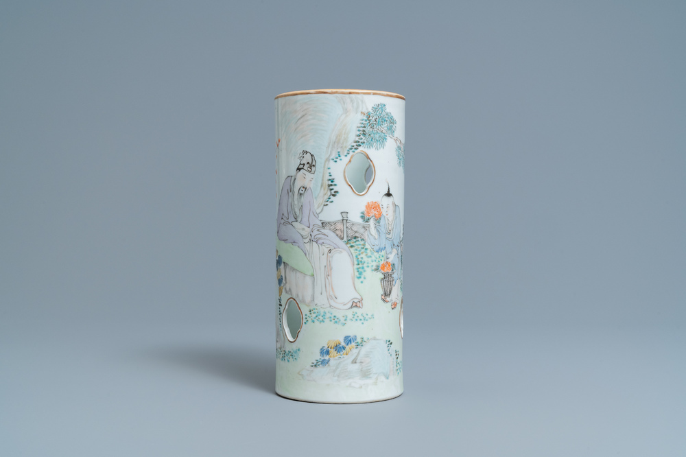 A reticulated Chinese qianjiang cai hat stand, 19/20th C.