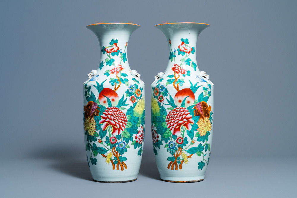 Een paar Chinese famille rose vazen met fruit en bloemen, 19/20e eeuw