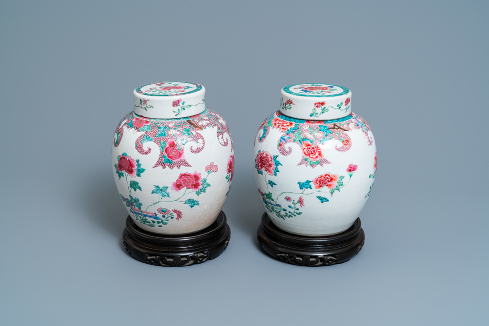 Een paar Chinese famille rose dekselpotten met floraal decor, Qianlong