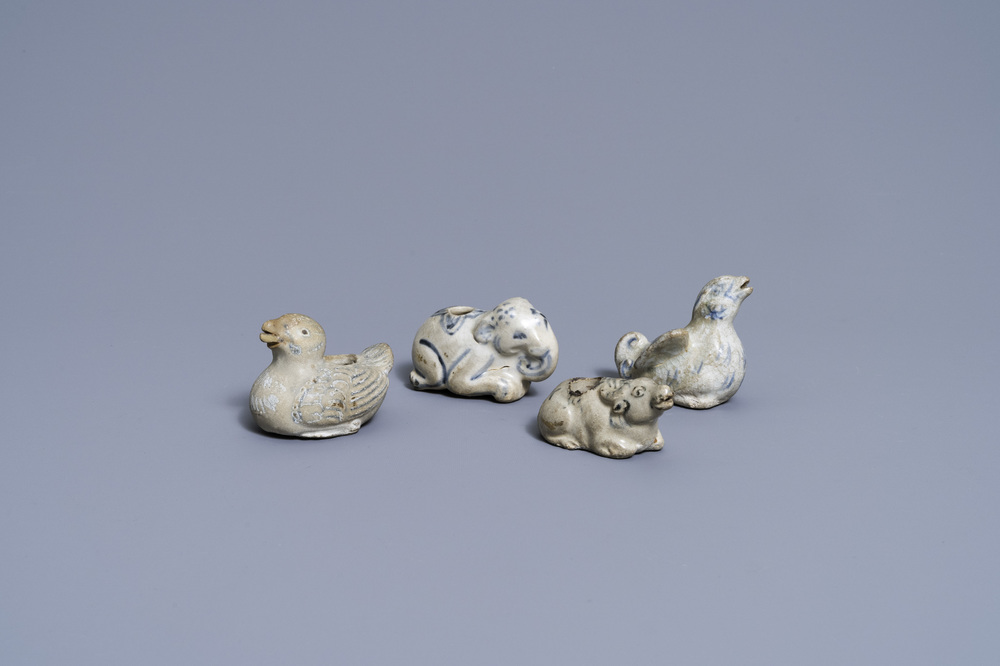 Vier Vietnamese of Annamese blauw-witte waterdruppelaars in de vorm van dieren, 16/17e eeuw