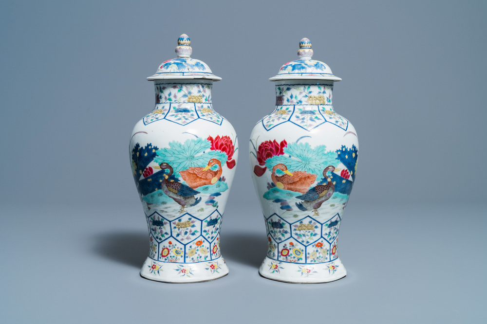 Een paar Chinese famille rose dekselvazen met mandarijneenden, Kangxi merk, Republiek