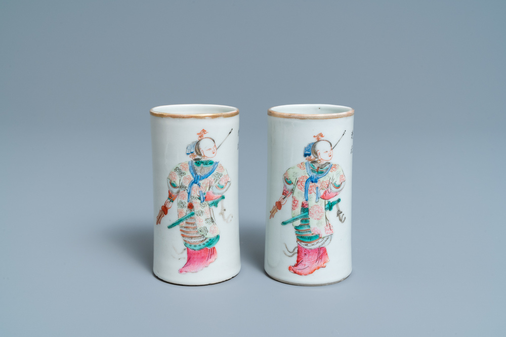 Une paire de pots &agrave; pinceaux en porcelaine de Chine famille rose &agrave; d&eacute;cor 'Wu Shuang Pu', marque et &eacute;poque de Daoguang