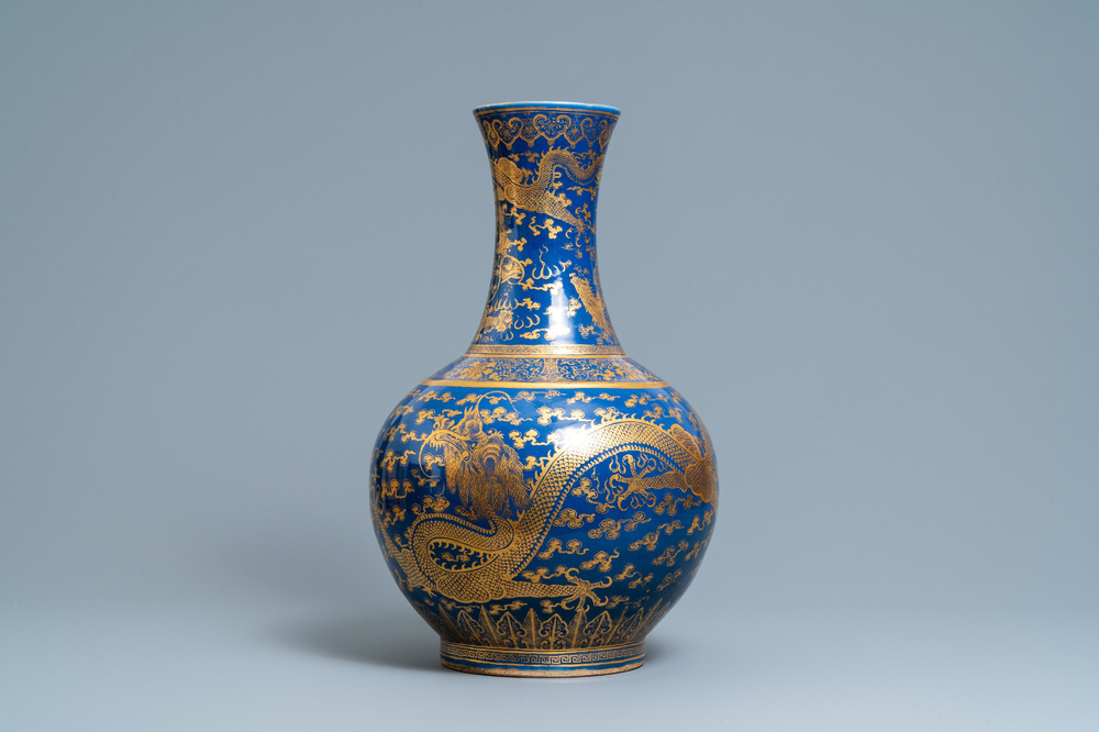 Un grand vase bouteille en porcelaine de Chine bleu monochrome &agrave; d&eacute;cor dor&eacute; de dragons et ph&eacute;nix, marque et &eacute;poque de Guangxu