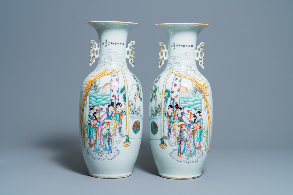 Een paar Chinese famille rose vazen met dames, 19/20e eeuw