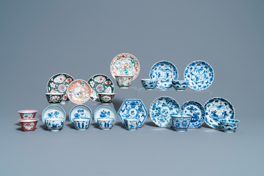 Dertien Chinese blauw-witte, famille rose en famille verte koppen en schotels, Kangxi/Qianlong