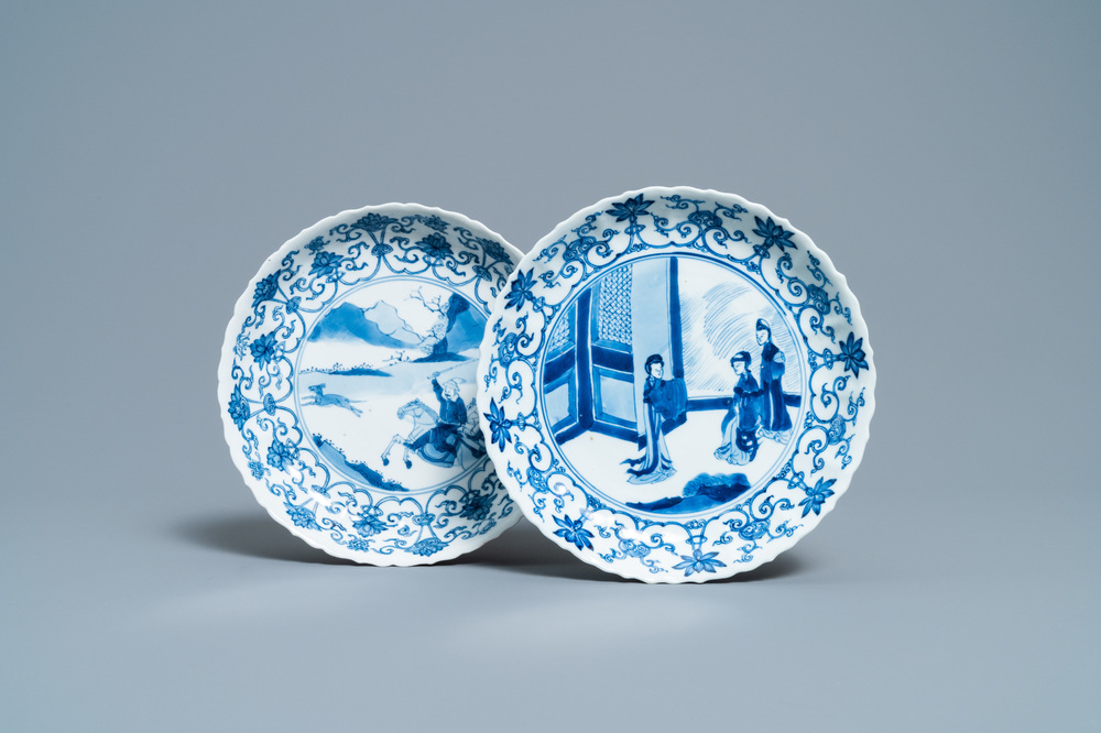 Twee Chinese blauw-witte borden, Chenghua merk, Kangxi