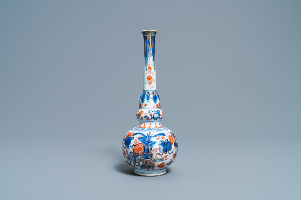 Un vase de forme bouteille en porcelaine de Chine de style Imari, Kangxi