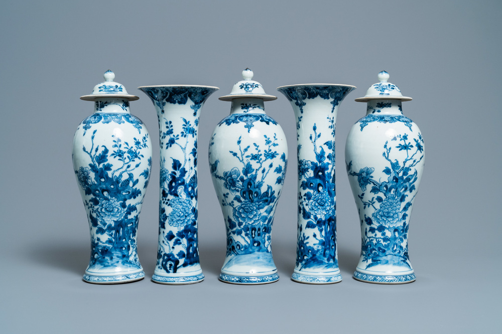 Een Chinees vijfdelig blauw-wit kaststel met floraal decor, Qianlong