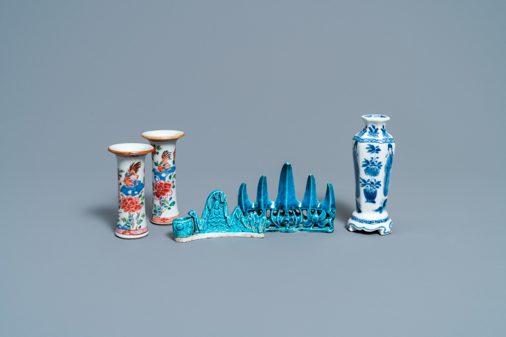Drie Chinese famille rose en blauw-witte vaasjes en twee turquoise penselenrusten, Kangxi/Qianlong
